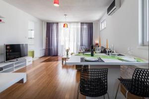 TV/Unterhaltungsangebot in der Unterkunft Luxury Apartment with Private Heated Pool