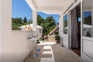 Ein Balkon oder eine Terrasse in der Unterkunft Luxury Apartment with Private Heated Pool