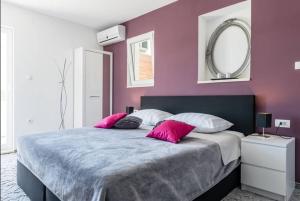 Ein Bett oder Betten in einem Zimmer der Unterkunft Luxury Apartment with Private Heated Pool