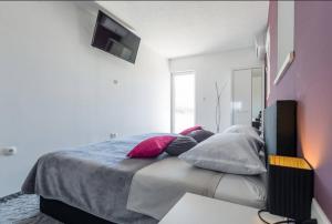 Ein Bett oder Betten in einem Zimmer der Unterkunft Luxury Apartment with Private Heated Pool