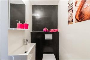 Ein Badezimmer in der Unterkunft Luxury Apartment with Private Heated Pool