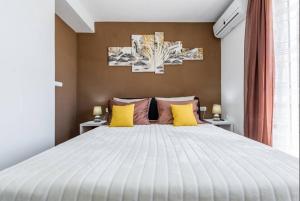Ein Bett oder Betten in einem Zimmer der Unterkunft Luxury Apartment with Private Heated Pool