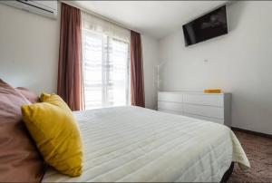Ein Bett oder Betten in einem Zimmer der Unterkunft Luxury Apartment with Private Heated Pool