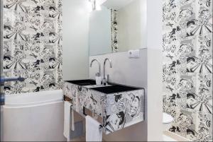 Ein Badezimmer in der Unterkunft Luxury Apartment with Private Heated Pool