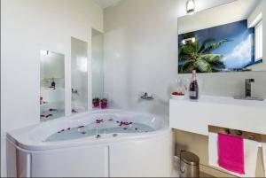 Ein Badezimmer in der Unterkunft Luxury Apartment with Private Heated Pool