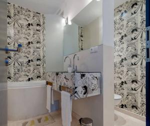 Ein Badezimmer in der Unterkunft Luxury Apartment with Private Heated Pool
