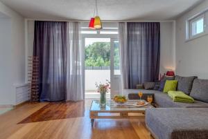 Ein Sitzbereich in der Unterkunft Luxury Apartment with Private Heated Pool