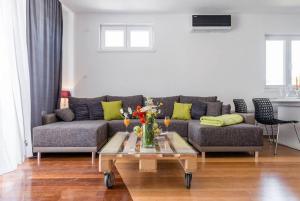 Ein Sitzbereich in der Unterkunft Luxury Apartment with Private Heated Pool