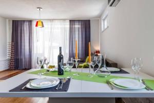 Getränke in der Unterkunft Luxury Apartment with Private Heated Pool