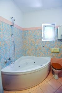 ein Badezimmer mit Badewanne und Toilette in der Unterkunft Apartments Domalu in Zadar