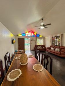 a dining room with a table with chairs and a stained glass window at Casa Miel Dulce Escapada en el Paraíso in Puerto Jiménez