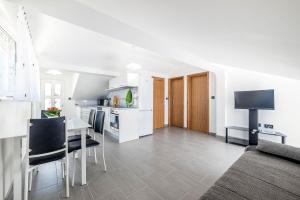 TV a/nebo společenská místnost v ubytování Apartment GRC Grebastica