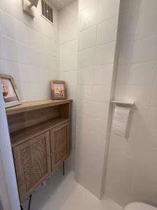 een badkamer met een toilet en een houten plank bij La Plage Studio lumineux, balcon vue mer in Les Sables-dʼOlonne