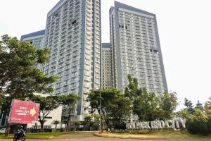 un grand bâtiment blanc avec deux grands bâtiments dans l'établissement Cozy Studio near ICE BSD & AEON Mall, à Samporo