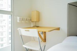 un bureau avec une lampe et une chaise dans une pièce dans l'établissement Cozy Studio near ICE BSD & AEON Mall, à Samporo 16 autres photos
