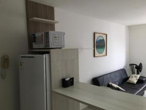 若昂佩索阿的住宿－Apartamento Tambaú，小厨房配有冰箱和微波炉。