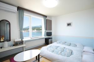 
a hotel room with a bed, table and window at Iruka Hotel in Shari

