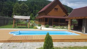 una gran piscina frente a una casa en Guest House in Carpathians, en Migovo