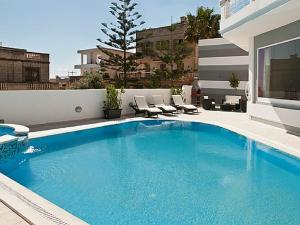 聖朱利安斯的住宿－Villa belvedere，大楼一侧的大型蓝色游泳池