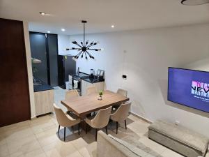 TV a/nebo společenská místnost v ubytování Private roof top pool. Great house for families.