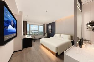 Postel nebo postele na pokoji v ubytování Atour Hotel Yiwu's Heart Xiuhu Park