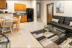 Una sala de estar con un sofá y una mesa y una cocina. en wonderful home WIFI high speed internet 20 minutes to Malibu beach, en Woodland Hills