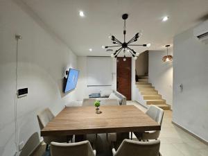 Posezení v ubytování Private roof top pool. Great house for families.