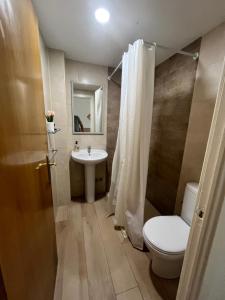 Ένα μπάνιο στο Hostal Casa Torrent
