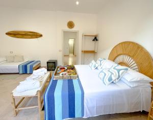 Ένα ή περισσότερα κρεβάτια σε δωμάτιο στο LIGEA APARTMENT - Bright Mediterranean Home with Bali-Inspired Touches - Central Anzio near Sea, Train and Bus Station