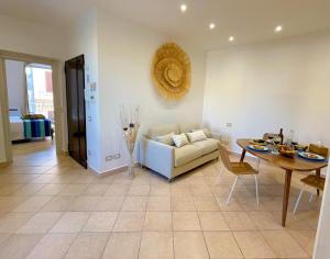 Χώρος καθιστικού στο LIGEA APARTMENT - Bright Mediterranean Home with Bali-Inspired Touches - Central Anzio near Sea, Train and Bus Station