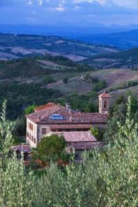 un edificio en la cima de una colina con vistas en Borgo Struginati, en Doglio