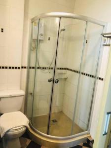 ein Badezimmer mit Dusche und Toilette in der Unterkunft Phitsanulok Orchid Hotel in Ban Phayom