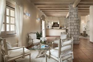 Posezení v ubytování Hotel Li Finistreddi