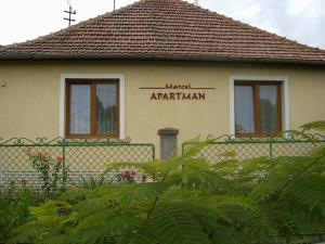 A garden outside Marcsi Apartman