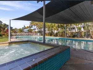 صورة لـ Large Pool Newly Renovated Apartment Walk to Whale watching and beaches في Urangan