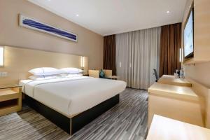 una camera d'albergo con un letto e una televisione di City Comfort Inn Hechi Du'an Wenti Square a Du’an Altre 112 foto