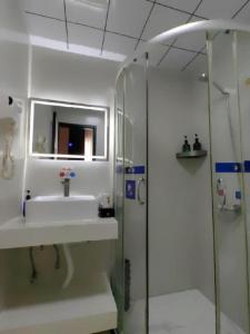 Ένα μπάνιο στο Super 8 Hotel Premier Suzhou Shihu Dong Road Metro Station