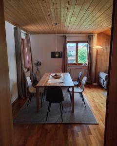 a dining room table and chairs in a room at Ferienwohnung Mei Ruh' in Burggen