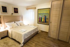 ein Schlafzimmer mit einem Bett und einem Wandgemälde in der Unterkunft Apartmani Art Karampana in Kotor