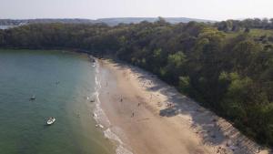 eine Aussicht über den Strand mit Menschen im Wasser in der Unterkunft The Brackens in Seaview