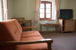 TV a/nebo společenská místnost v ubytování Penzion Nad Oborou