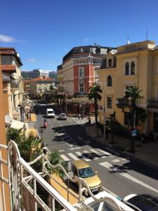 widok na ulicę miejską z żółtym samochodem w obiekcie Apartment Abbazia w mieście Opatija