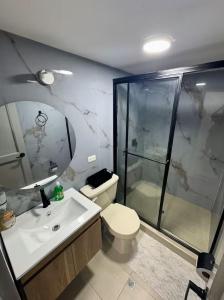 a bathroom with a toilet and a sink and a shower at leslies apartamentos in Cartagena de Indias