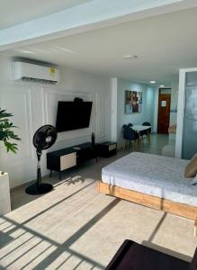 a bedroom with a bed and a living room at leslies apartamentos in Cartagena de Indias