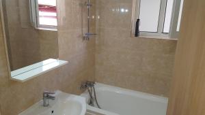 Koupelna v ubytování Garsoniere Dinu + 22 fotografií