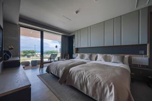 Una cama o camas en una habitación de CELEVI Nanjo セレビィ 南城 97 fotos más