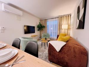 Μια τηλεόραση ή/και κέντρο ψυχαγωγίας στο Tiny Penthouse Big Balcony Central & Cozy