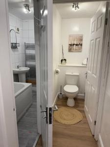 Ένα μπάνιο στο Coventry 3 Bedroom Property