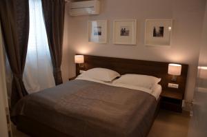 Giường trong phòng chung tại Apartments Mango