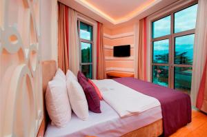 Postel nebo postele na pokoji v ubytování Wes Hotel
